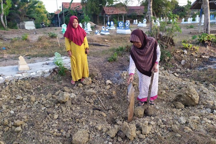 Warga Desa Tanggumung menunjukkan kuburan yang sudah ditutup kembali yang dipersiapkan untuk Robi Anjal setelah aksi pura-pura mati diketahui warga. 