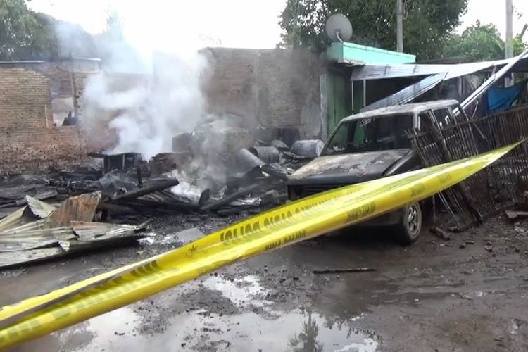 Rumah Jumallang hangus terbakar setelah dibakar oleh warga yang geram atas aksi yang membunuh sepupunya Mariana Dg Taco, Selasa (26/3/2019).