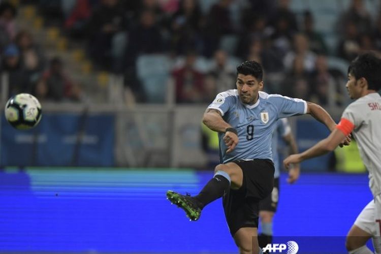 Striker timnas Uruguay, Luis Suarez, melesakkan tembakan pada laga kontra Uruguay di Grup C Copa America yang digelar di Stadion Gremio Arena, Porto Alegre, Brazil, 21 Juni 2019.
