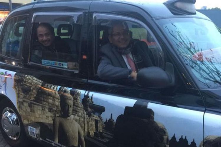 Menpar Arief Yahya bersama Dubes RI untuk Inggris Raya Rizal Sukma bersama rombongan menjajal naik Black Cab Taxi yang ada branding-Wonderful Indonesia di London, Rabu (9/11/2016).