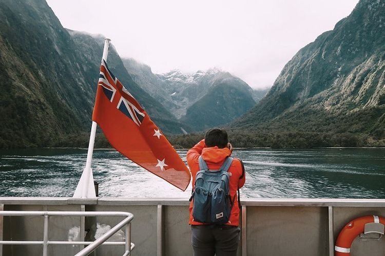 Berlayar di Milford Sound merupakan aktivitas yang wajib dicoba ketika di Selandia Baru. Pengalaman melihat keindahan Milford Sound pun menjadi lebih maksimal ketika musim gugur, karena jumlah pengunjung yang cenderung lebih sedikit. 
