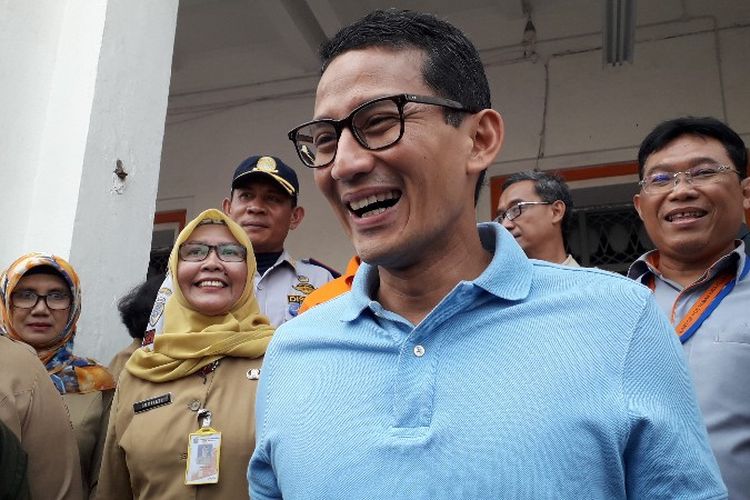 Sandiaga Uno saat menghadiri uji coba interent berbasis 5G dari XL Axiata di Taman Fatahillah, Jakarta Barat pada Senin (20/8/2018).