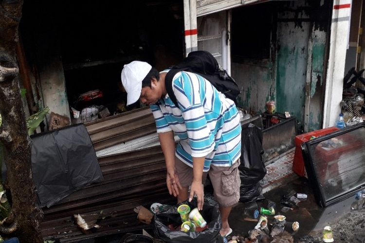 Ujang (39) salah satu korban kebakaran di Jalan Tomang Raya RT 002/RW 015, Tomang, Grogol Petamburan, Jakarta Barat pada Senin (21/1/2019). 
