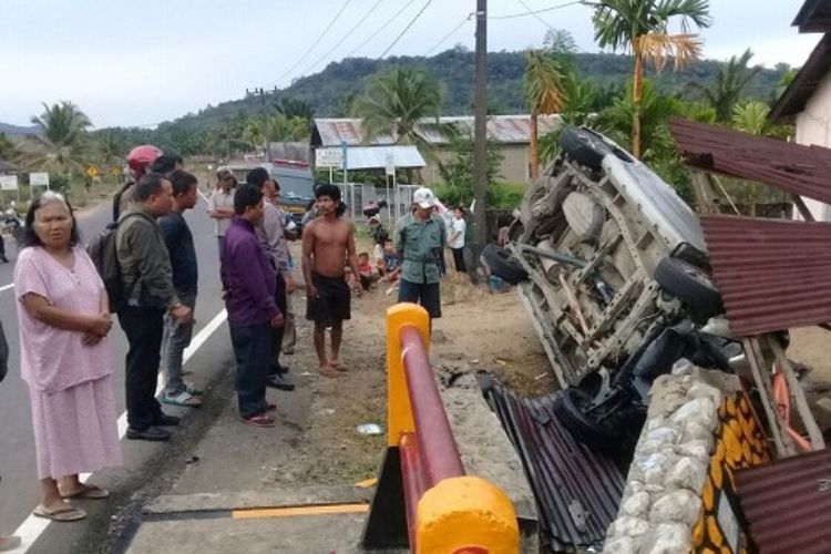 Kondisi mobil yang terbalik setelah menabrak pembatas jembatan di Jalinsum Aek Horsik Tapanuli Tengah, Kamis (21/6/2018).