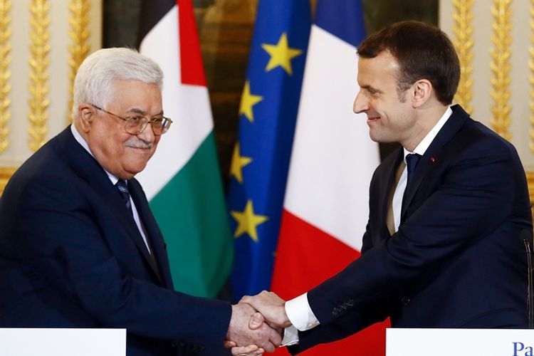 Presiden Palestina Mahmoud Abbas (kiri) berjabat tangan dengan Presiden Perancis Emmanuel Macron saat konferensi pers usai pertemuan di Paris, Jumat (22/12/2017).