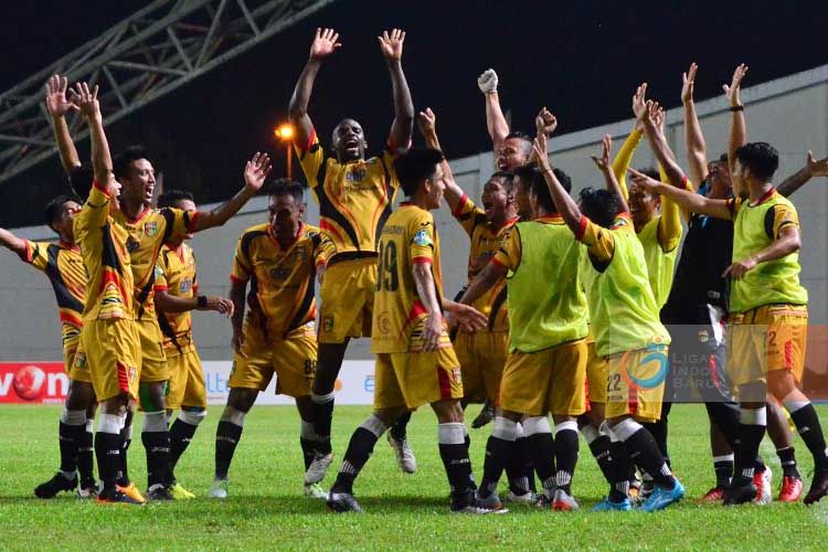 Para pemain Mitra Kukar merayakan kemenangan atas Bali United pada partai Liga 1 di stadion Aji Imbut, Tenggarong, 10 Mei 2017.