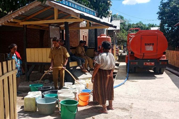 Petugas BPBD saat menyalurkan air bantuan ke Pemukiman warga yang kesulitan air bersih.
