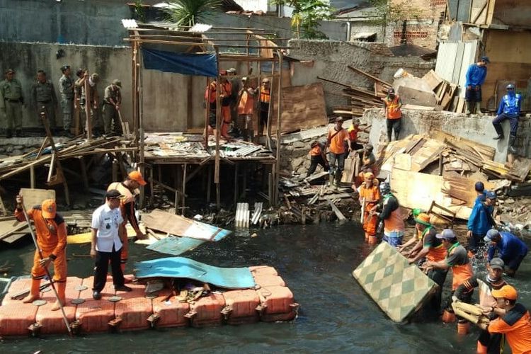 Sebanyak 15 bangunan liar di pinggir Kali Item, Angke, Tambora, Jakarta Barat dibongkar pada Rabu (14/11/2018) sekitar pukul 11.00 WIB.