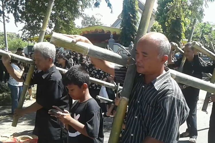 Jemaat GKJ Karangdowo memikul salib dalam prosesi jalan salib perayaan Paskah di Klaten, Jawa Tengah, Jumat (30/3/2018).