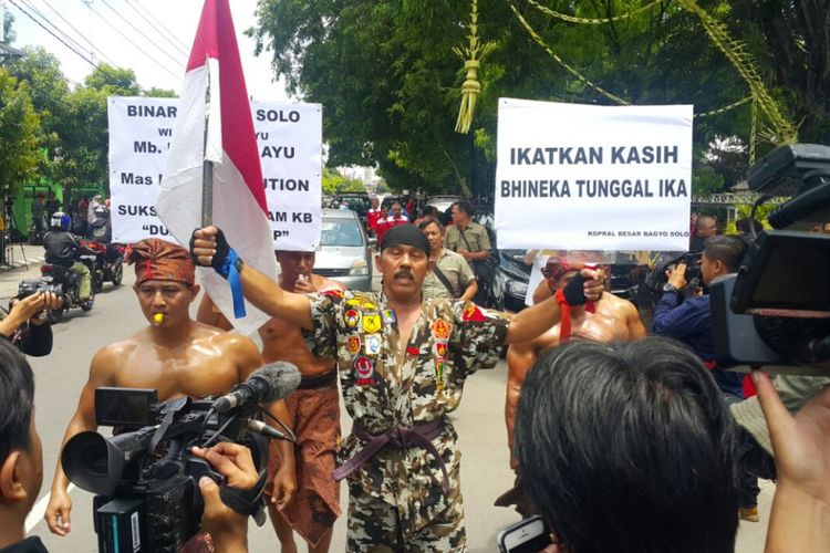 Tim binaragawan Solo membawa poster berkeliling Kota Solo lantaran berbahagia Presiden Jokowi memiliki hajatan pernikahan putrinya, Senin (6/11/2017).