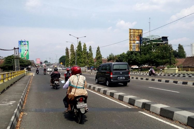 Penguna jalan saat melintas di ruas Jalan Arteri arah Jombor yang sekarang bernama jalan Siliwangi 