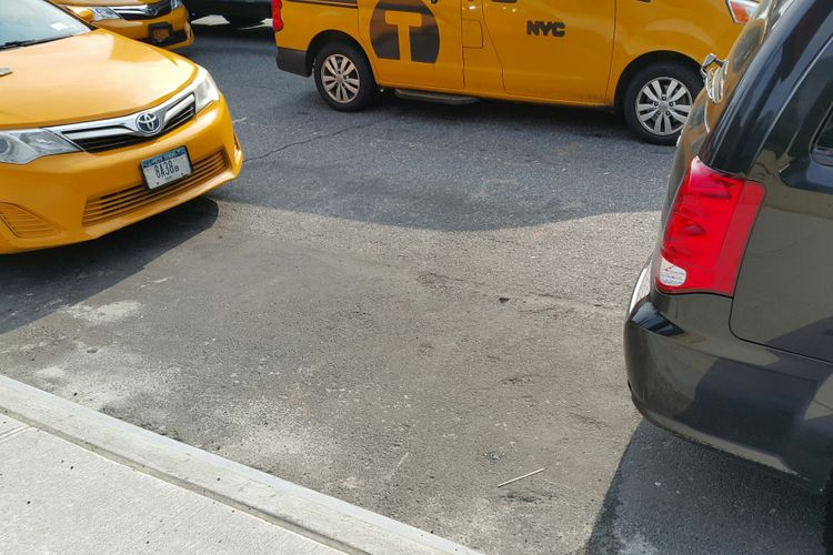 Taxi Uber di Kota New York, Amerika Serikat diwajibkan oleh pemerintah kota untuk memenuhi sejumlah persyaratan atas tuntutan perlakuan yang adil dari pengemudi taksi konvensional.  