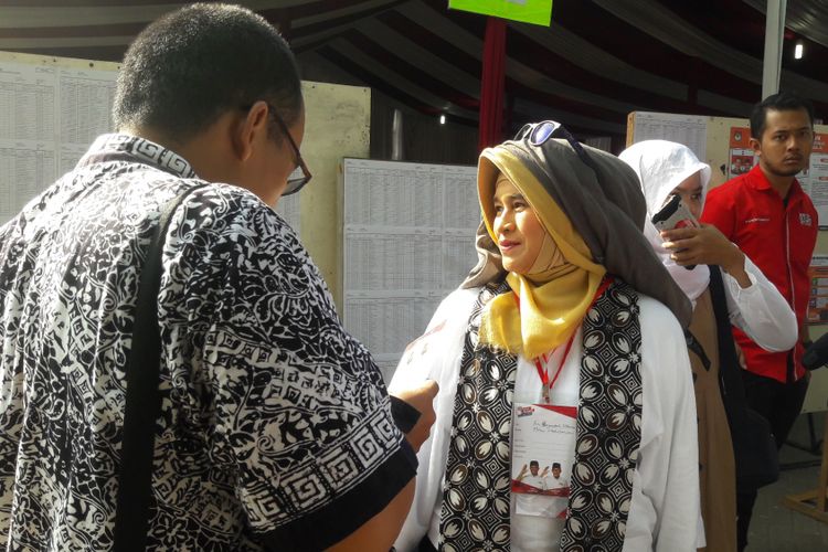 Presidium GMMP Neno Warisman saat meninjau TPS 027, tempat Megawati Soekarnoputri memilih di Kebagusan, Jakarta Selatan, Rabu (19/4/2017).