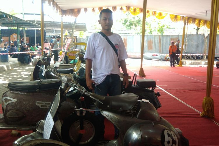 Ketua panitia Indonesia Scooter Festival berpose dengan sebuah vespa tertua keluaran 1950.
