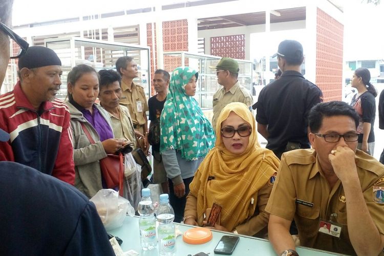 Para pedagang kaki lima (PKL) mengikuti pengundian kios lokasi binaan (lokbin) yang terletak di Jalan Cengkeh, Pinangsia, Tamansari, Jakarta Barat, Senin (25/9/2017).