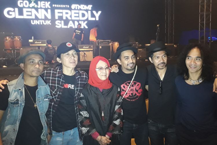 Slank, Glenn Fredly, dan Bunda Ifet ditemui oleh para wartawan setelah berakhirnya konser #TNDMT Glenn Fredly untuk Slank yang diselenggarakan di Gandaria City Hall, Jakarta Selatan, Sabtu (30/9/2017).