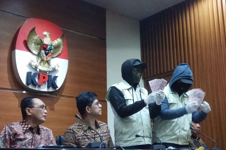 Wakil Ketua KPK Laode Muhammad Syarif dan Juru Bicara KPK Febri Diansyah saat mengungkap hasil operasi tangkap tangan terhadap politisi Partai Golkar Aditya Moha dan Ketua Pengadilan Tinggi Manado Sudiwandono pada Jumat (7/10/2017).