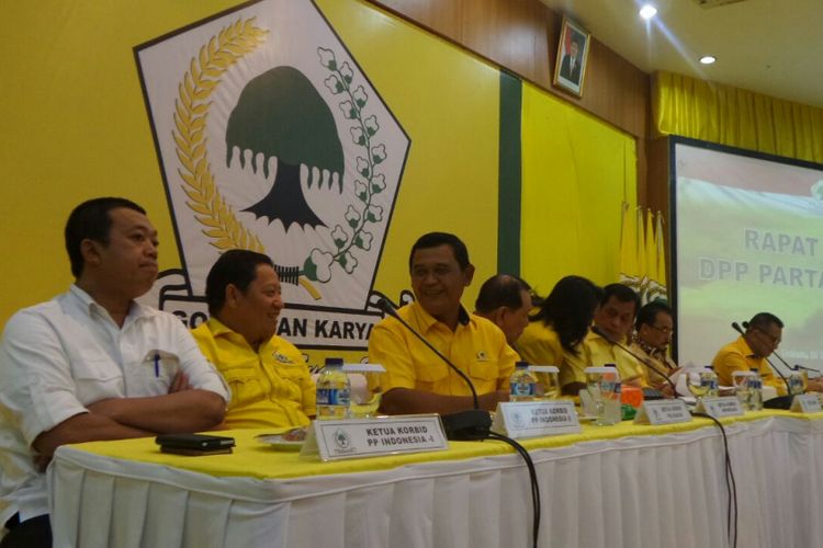 Jajaran pimpinan DPP Partai Golkar saat memimpin rapat internal, Selasa (21/11/2017).