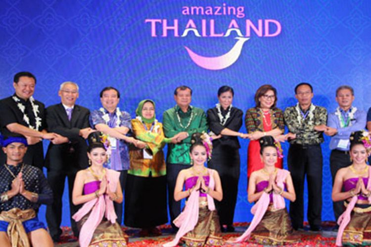 Para perwakilan Kementerian Pariwisata se-ASEAN merayakan 50th anniversary berdirinya organisasi regional tersebut, di Thailand, saat acara ATF 18-20 Januari 2017.