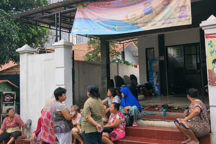 Warga RT 003, RW 007, Kelurahan Rawajati, Pancoran, Jakarta Selatan, mengungsi di Puskesmas Rawajati II, Jalan Bina Warga, Rabu (7/2/2018). 
