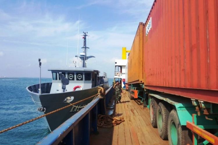 Tim Gabungan Western Fleet Quick Response (WFQR) Lantamal IV dan Lanal Batam berhasil mengungkap penyeludupan barang illegal berupa daging sapi asal Singapura, sekitar pukul 15.00 WIB, Kamis (15/3/2018).