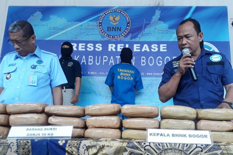 Badan Narkotika Nasional (BNN) Kabupaten Bogor mengamankan 50 paket ganja bersama seorang pelaku pemilik ganja tersebut di Kantor BNN Kabupaten Bogor, Selasa (20/3/2018). 