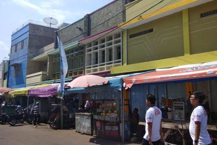 Pasar Kanoman Cirebon, Jawa Barat kini terlihat berwarna-warni, Kamis (3/5/2018). Bangunan ruko-ruko di area yang juga kawasan Pecinan ini dicat aneka warna oleh PT Pacific Paint.(KOMPAS.com/WAHYU ADITYO PRODJO)