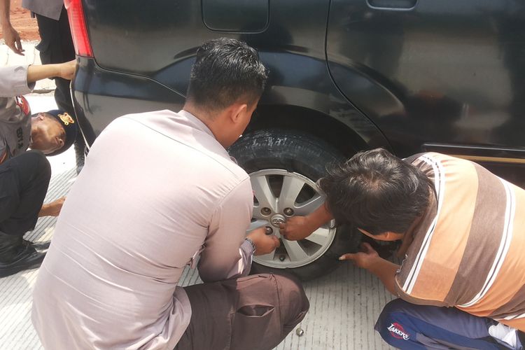 Seorang mobil pemudik asal Tangerang mengalami ban meletus di ruas tol fungsional Batang-Semarang, Selasa (12/6/2018). 