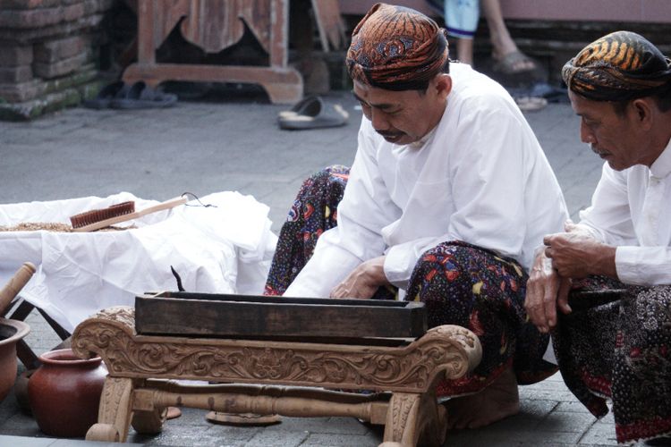 ‎Suasana penjamasan keris Kiai Cinthaka serta dua buah tombak yang juga pusaka peninggalan Sunan Kudus dijamas di kompleks Masjid Menara dan Makam Sunan Kudus, Jawa Tengah, Senin (27/8/2018) pagi.