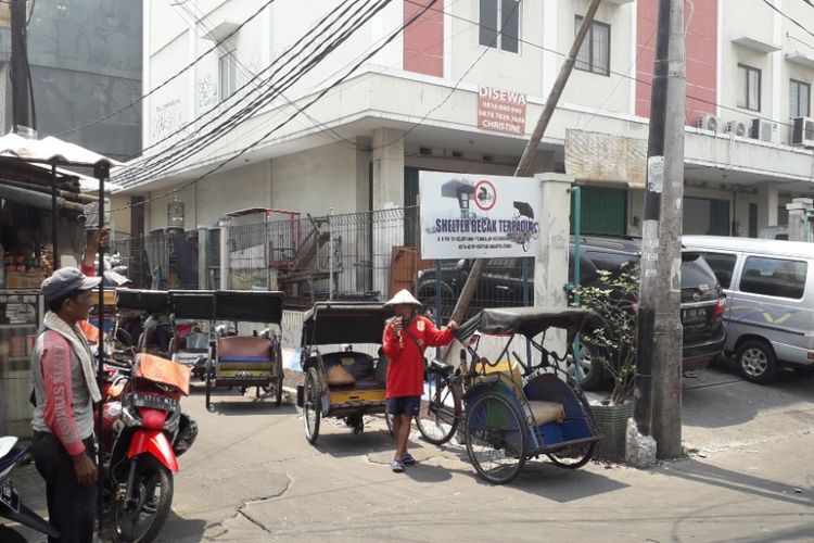 Seltee becak di Jalan K dekat Pasar Teluk Gong, Pejagalan, Jakarta Utara, Senin (8/10/2018).