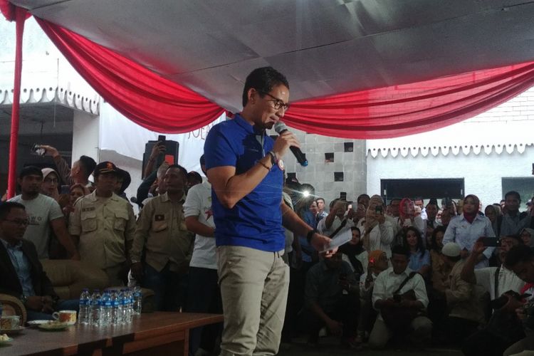 Calon Wakil Presiden Sandiaga Uno menyapa relawan di Rumah Djoeang, Jakarta, Kamis (18/10/2018).