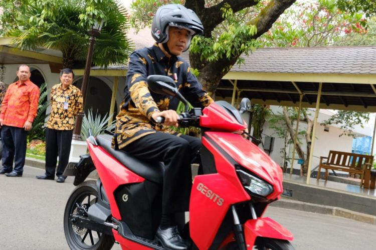 Presiden Joko Widodo menjajal motor listrik Gesits di Istana Kepresidenan, Jakarta, Rabu (7/11/2018).