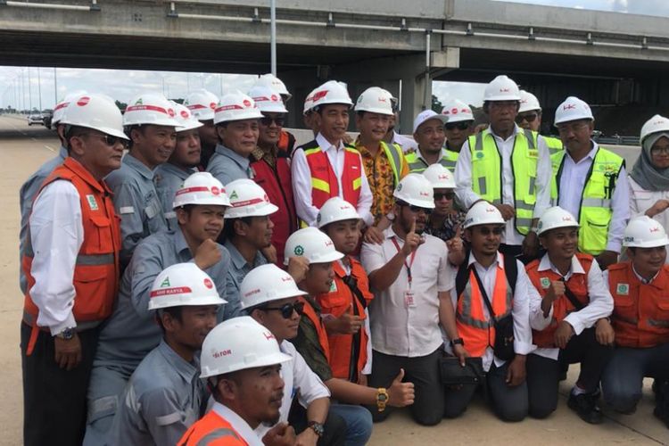 Para pekerja tol Trans Sumatera berfoto bersama Presiden Joko Widodo di ruas Bakauheuni-Terbanggi Besar, Lampung, Jumat (23/11/2018)..