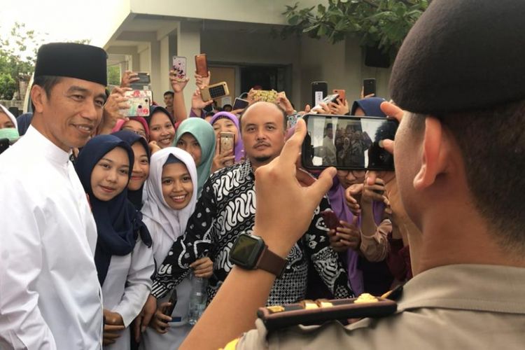 Presiden Joko Widodo saat berinteraksi dengan mahasiswi Universitas Aisyiyah Yogyakarta, Kamis (6/12/2018).