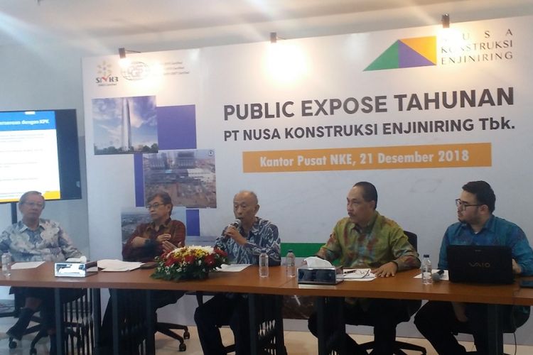Direktur Utama PT Nusa Konstruksi Enjiniring Tbk Djoko Eko Suprastowo (tengah) dan manajemen saat konferensi pers di kantornya, Jakarta, Jumat (21/12/2018).