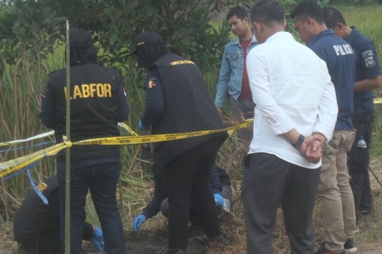 Petugas dari Tim Labfor Mabes Polri Cabang Palembang pada Selasa 922/1/2019) kembali melakukan olah tempat kejadian perkara dengan cara membongkar dan mengambil sisa barang bukti di lokasi ditemukan mayat yang hangus terbakar pada Senin (21/1/2019) kemarin.