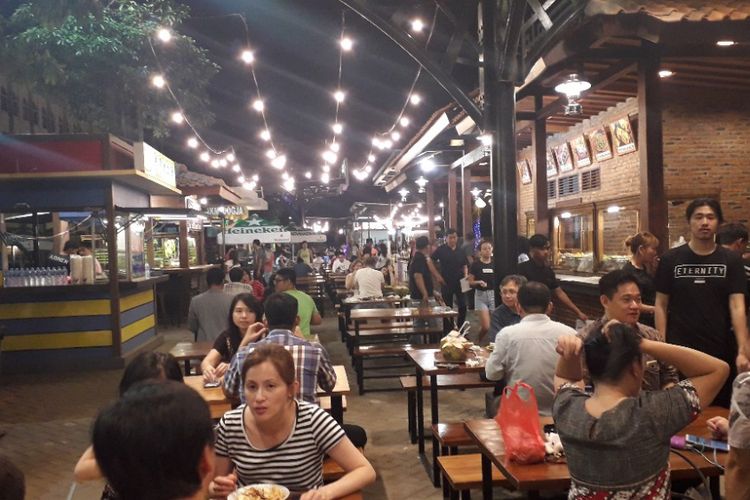 Suasama area kuliner Food Street di Pulau D Reklamasi atau kawasan Pantai Maju, Rabu (23/1/2019).