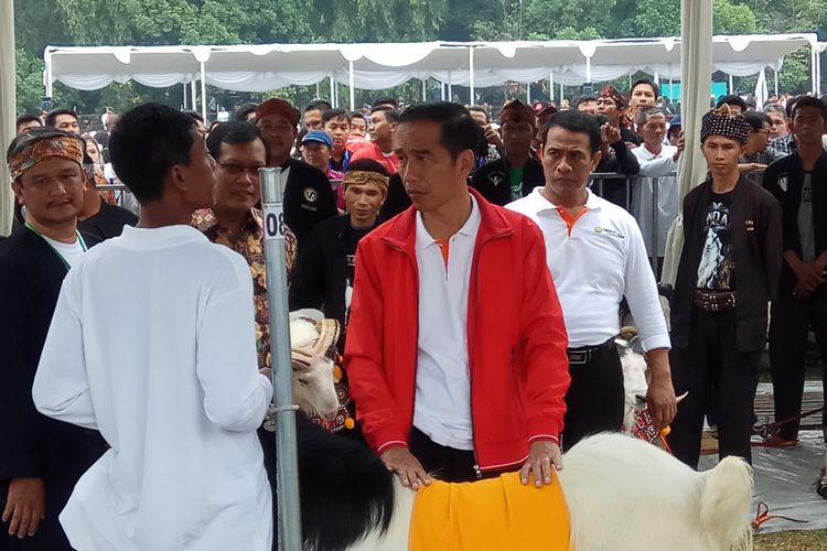 Presiden Joko Widodo berkeliling ke stand-stand pameran hewan ternak usai hadir dan memberikan sambutan dalam kegiatan Jambore Peternakan Nasional 2017 di bumi perkemahan dan graha wisata Cibubur, Jakarta Timur. Minggu (24/9/2017).