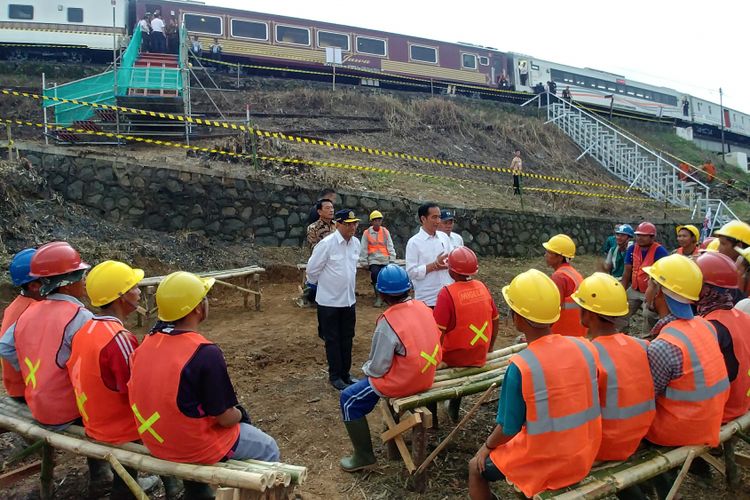 Presiden Jokowi meninjau proyek double track Cicurug Cibadak di Sukabumi, Sabtu (7/4/2018).
