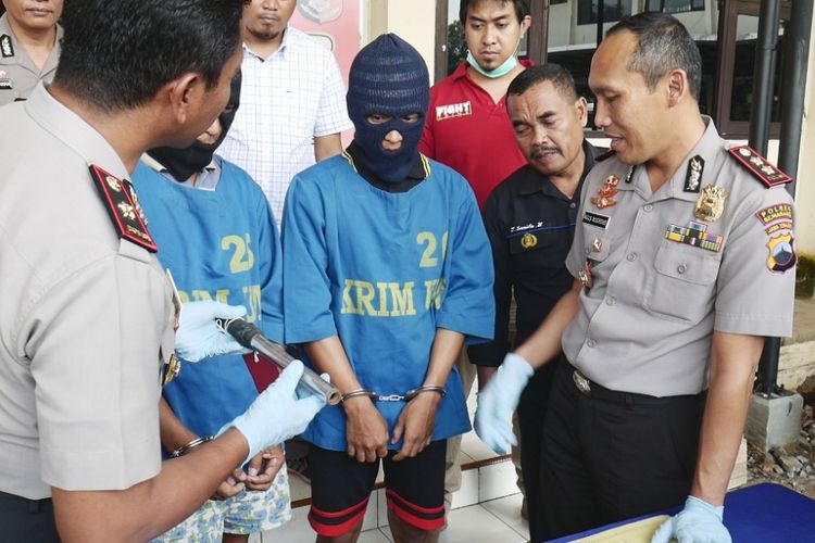 Trimo alias Datuk (57) dan Wisnu Widiyanto alias Wiwit (23), dua pelaku penganiayaan terhadap Nanda Suswanto (33) hingga menyebabkan korban tewas, menyerahkan diri ke Polsek Suruh. Kasusnya digelar perkara di Mapolres Semarang, Rabu (11/4/2018) siang.
