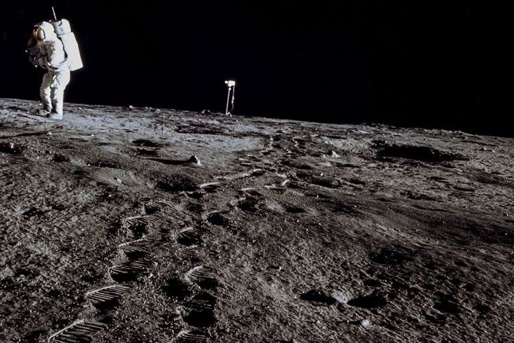 Astronot berjalan di permukaan Bulan