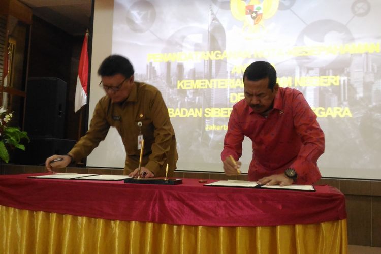 (Kiri) Menteri Dalam Negeri Tjahjo Kumolo dan Kepala BSSN Djoko Setiadi (kanan) saat penandatanganan nota kesepahaman di kantor BSSN, Jakarta, Senin (19/11/2018). 