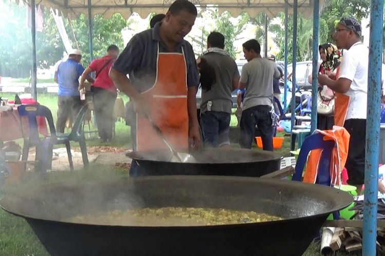 Peserta sedang memasak Kuah Beulangong pada ajang lomba masak kuah beulangong di Banda Aceh, Minggu (25/11/2018). Kuah Beulangong adalah masakan tradisional Aceh yang melambangkan persaudaraan dan silaturrahmi.