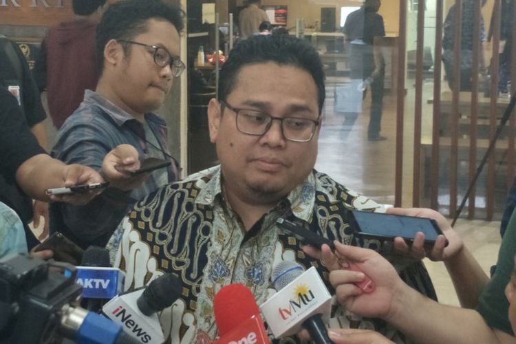 Komisioner Badan Pengawas Pemilihan Umum (Bawaslu) Rahmat Bagja dalam sebuah diskusi di media center, Kompleks Parlemen, Senayan, Jakarta, Kamis (21/2/2019). 