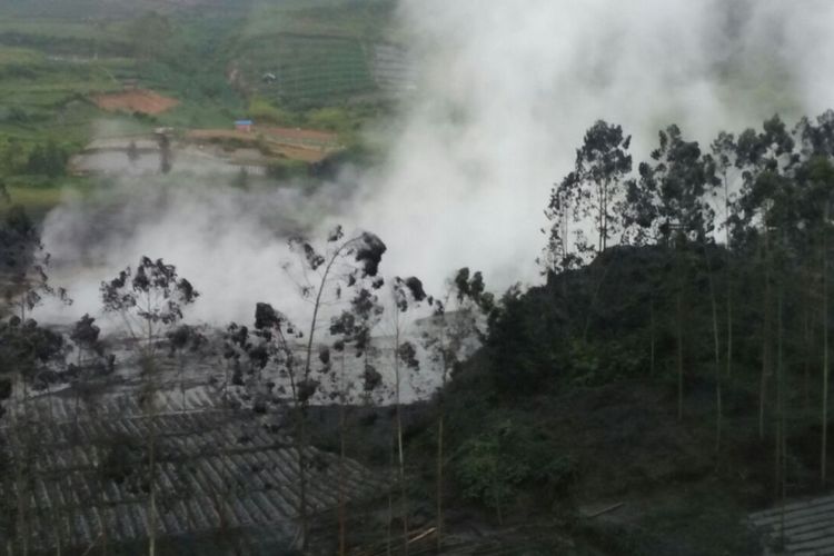 Kawah Sileri di Desa Kepakisan, Kecamatan Batur, Banjarnegara, Jawa Tengah mengalami letusan freatik berupa semburan lumpur dengan tinggi sekitar 150 meter dan radius 100-200 meter, Minggu (1/4/2018) pada pukul 13.42 WIB