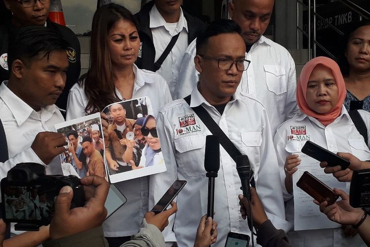  Ketua Umum Tim Jokowi Mania Immanuel Ebenezer memberikan keterangan kepada wartawan di Mapolda Metro Jaya, Sabtu (11/5/2019).
