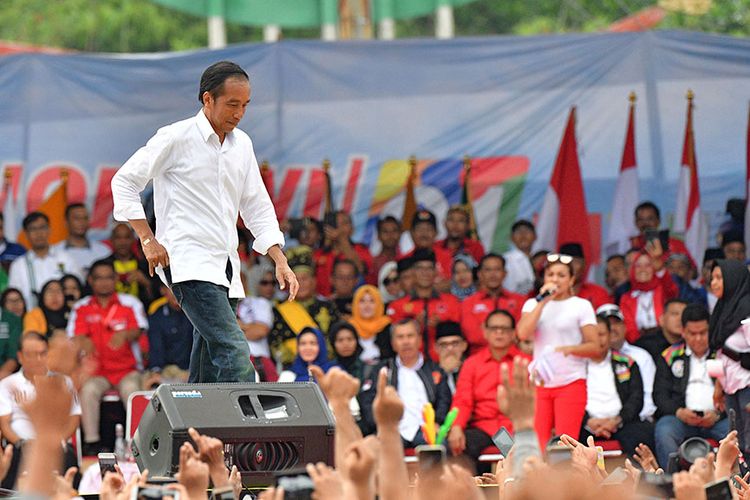 Capres nomor urut 01 Joko Widodo (Jokowi) saat kampanye di Lapangan Taman Bukit Gelanggang Kota Dumai, Riau, Selasa (26/3/2019). Dalam kampanye di hadapan ribuan massa pendukung, kader dan caleg parpol koalisi, Jokowi menyampaikan sejumlah program unggulan dan proyek strategis yang akan dibangunnya di Riau jika nanti terpilih lagi sebagai presiden.
