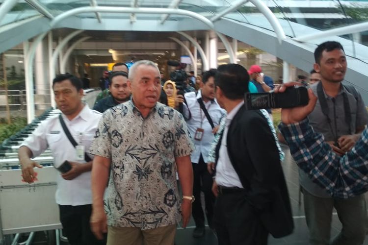 Gubernur Kaltim Isran Noor saat mendarat di Bandara APT Pranoto Sungai Siring Samarinda. Dia kembali ke Samarinda  setelah konferensi pers bersama Presiden Jokowi penetapan ibu kota negara di Istana Negara pada Senin (26/8/2019).