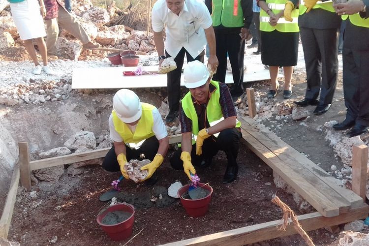 Gubernur NTT Frans Lebu Raya (kiri) dan Ketua DPRD NTT Anwar Pua Geno (kanan) saat kegiatan peletakan batu pertama Monumen Flobamora Rumah Pancasila (FRP) yang berlokasi di Desa Nitneo, Kecamatan Kupang Barat, Kabupaten Kupang, Nusa Tenggara Timur (NTT), Jumat (19/5/2018).