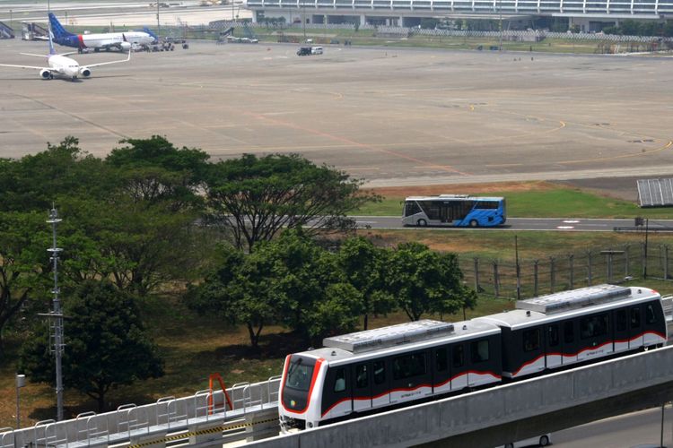 Sebuah rangkaian gerbong skytrain melintas diantara Terminal 2 dan Terminal 3 di Bandara Soekarno Hatta, Tangerang, Banten, Minggu (17/9/2017). Kereta Layang yang mampu mengangkut 176 penumpang sekali jalannya itu sudah resmi beroperasi untuk mengangkut pengguna jasa Bandara Soetta dan untuk sementara hanya melayani penumpang dari Terminal 2 menuju Terminal 3 atau sebaliknya.